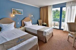 Отель Sofia Hotel - All Inclusive Золотые Пески Двухместный номер с 1 кроватью или 2 отдельными кроватями и балконом (для 2 взрослых и 1 ребенка) - Вид на парк-5
