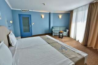 Отель Sofia Hotel - All Inclusive Золотые Пески Двухместный номер с 1 кроватью или 2 отдельными кроватями и балконом (для 2 взрослых и 1 ребенка) - Вид на парк-7