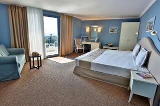 Отель Sofia Hotel - All Inclusive Золотые Пески Двухместный номер с 1 кроватью или 2 отдельными кроватями и балконом (для 2 взрослых и 1 ребенка) - Вид на море-3