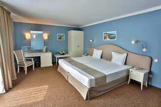 Отель Sofia Hotel - All Inclusive Золотые Пески Двухместный номер с 1 кроватью или 2 отдельными кроватями и балконом (для 2 взрослых и 1 ребенка) - Вид на море-8