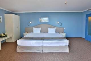 Отель Sofia Hotel - All Inclusive Золотые Пески Двухместный номер с 1 кроватью или 2 отдельными кроватями и балконом (для 2 взрослых и 1 ребенка) - Вид на море-9