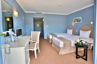 Отель Sofia Hotel - All Inclusive Золотые Пески Двухместный номер с 1 кроватью или 2 отдельными кроватями и балконом (для 2 взрослых и 1 ребенка) - Вид на море-11