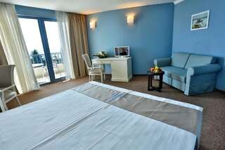 Отель Sofia Hotel - All Inclusive Золотые Пески Трехместный номер с балконом и видом на море-1
